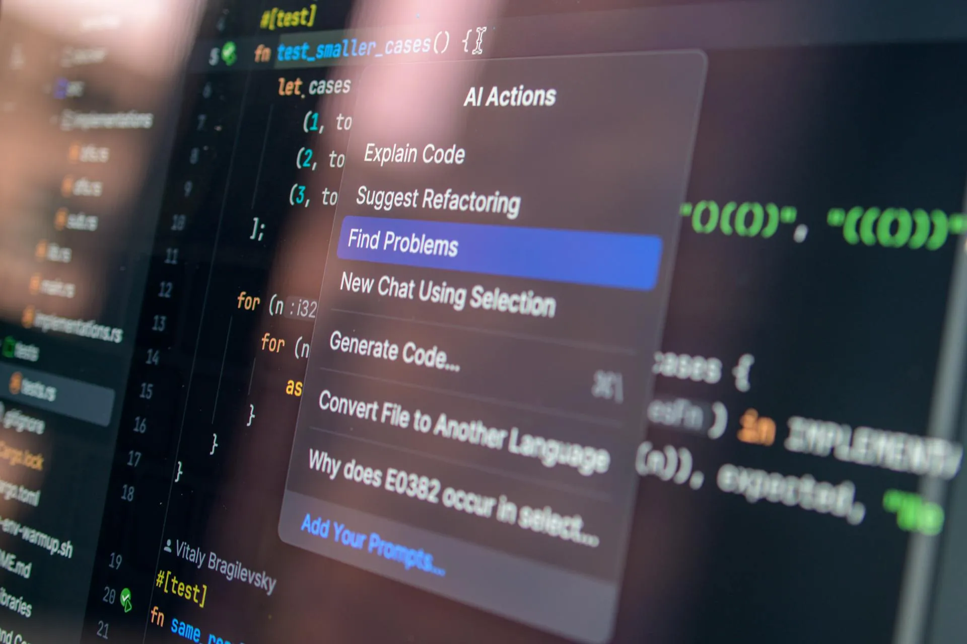 Senior developer bekijkt code op een groot scherm in een moderne werkruimte